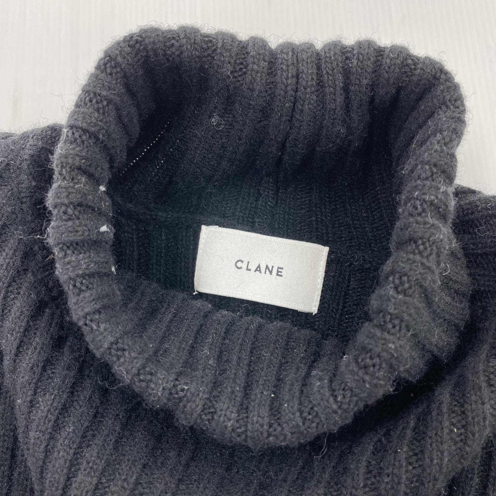 その他トップス CLANE サイドスリットタートルリブニット/黒 ブラック