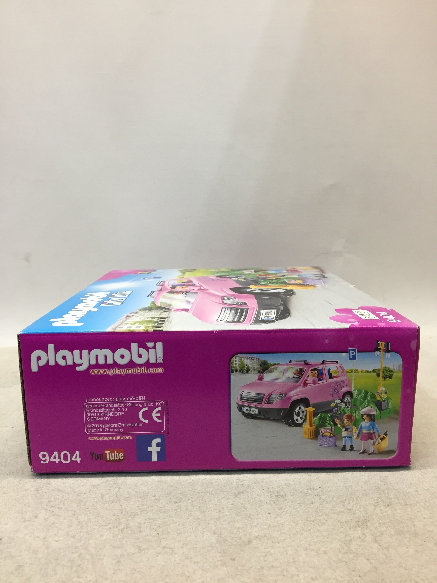 プレイモービル ファミリーカーと駐車場 フィギュア/グッズ