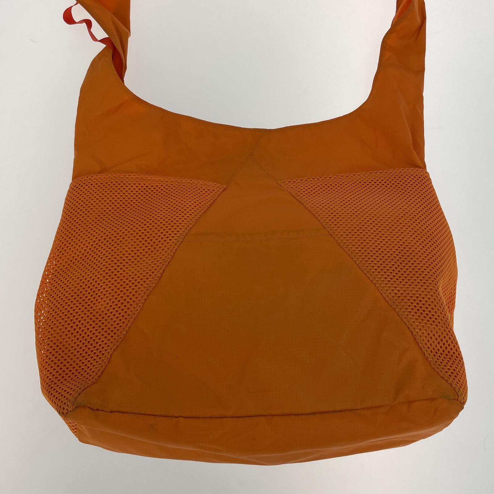 その他バッグ SPEAKEASY CROSSBODY SLING TOTE オレンジ