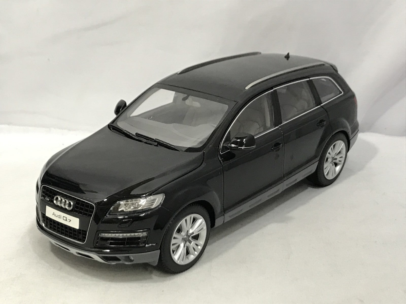 京商 1/18 AUDI Q7 FACELIFT TEIF BLACK スケールカー