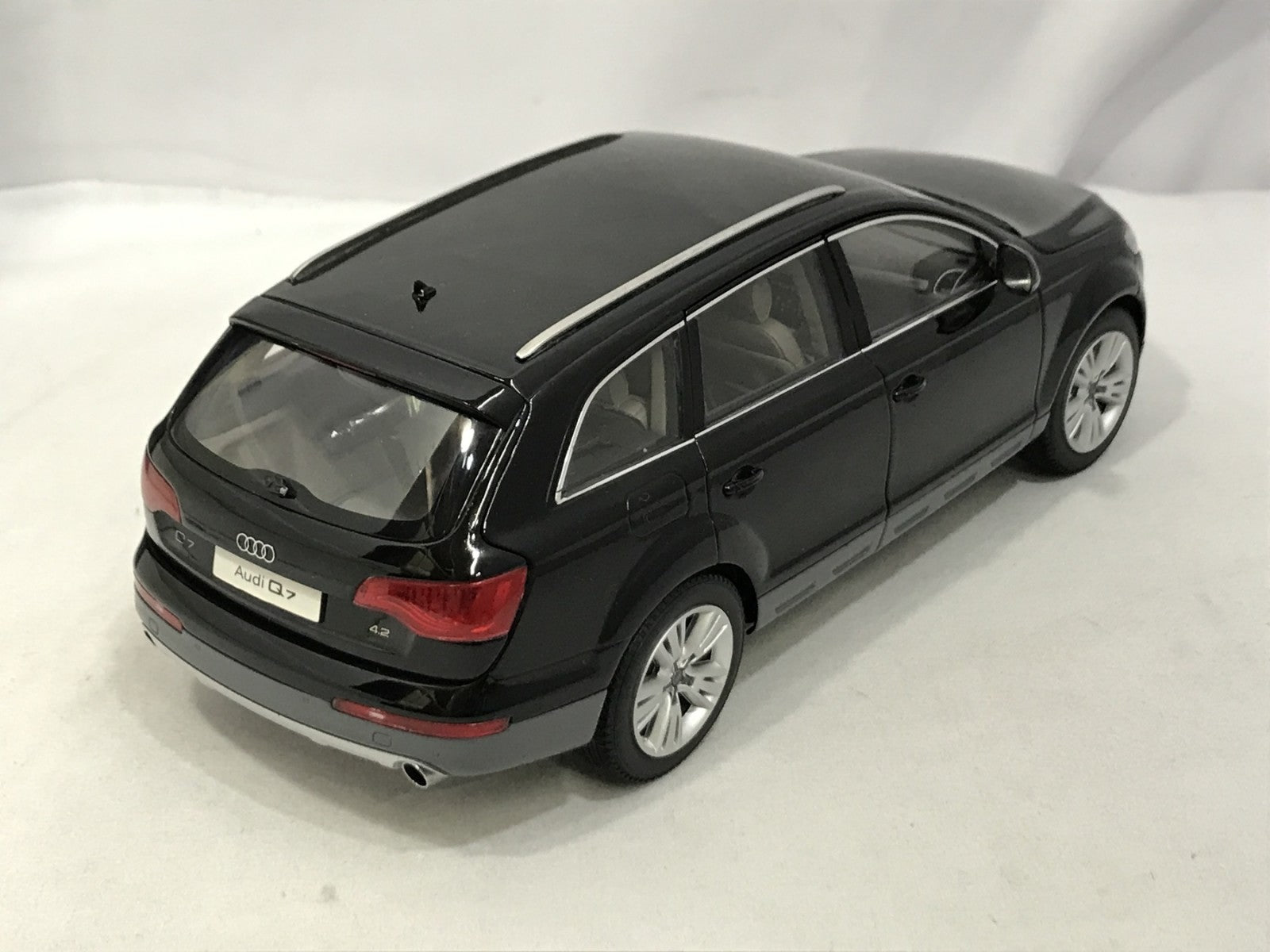 京商 1/18 AUDI Q7 FACELIFT TEIF BLACK スケールカー