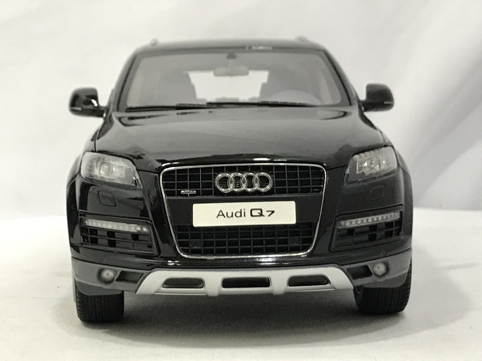 京商 1/18 AUDI Q7 FACELIFT TEIF BLACK スケールカー