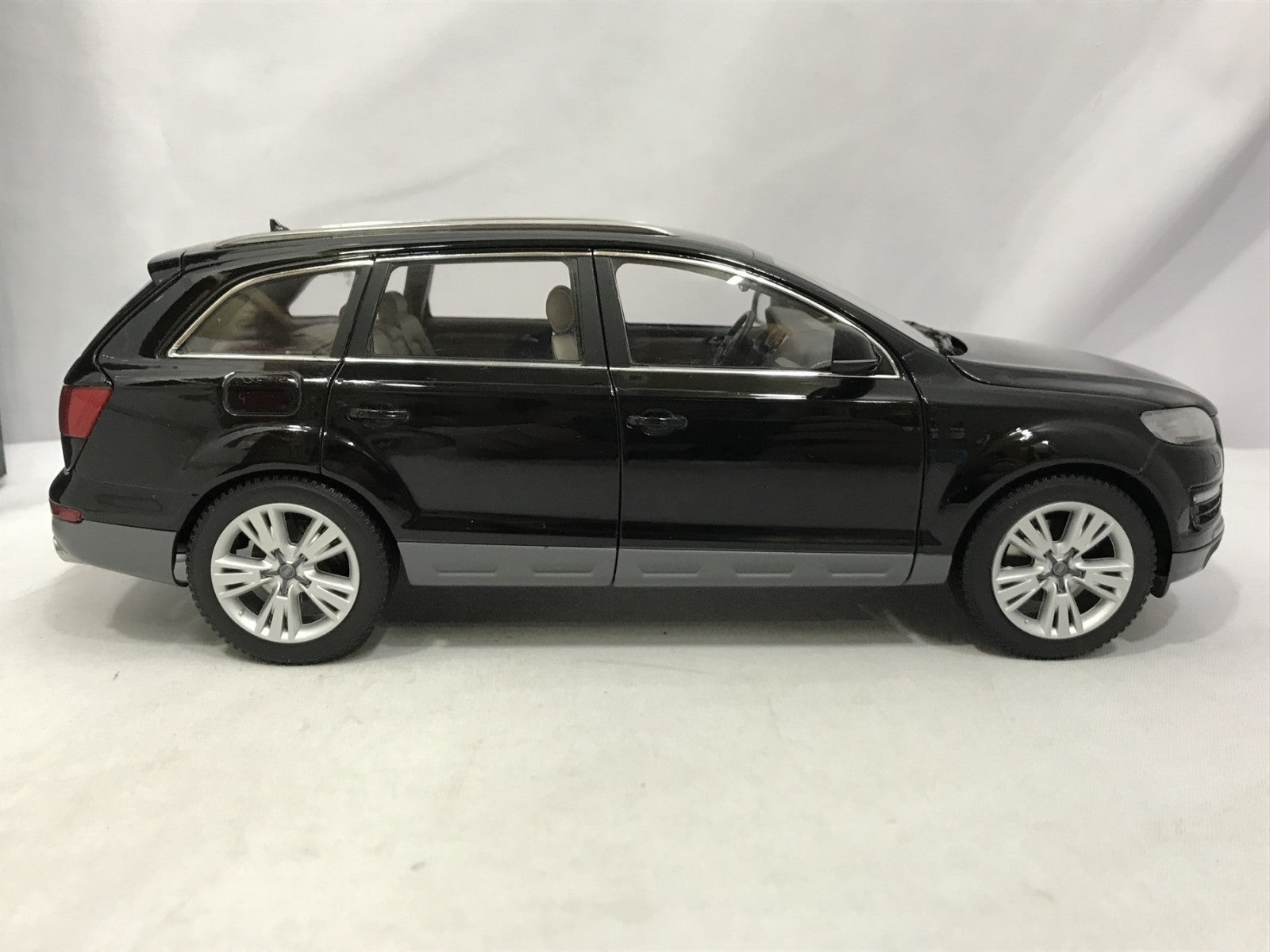 京商 1/18 AUDI Q7 FACELIFT TEIF BLACK スケールカー