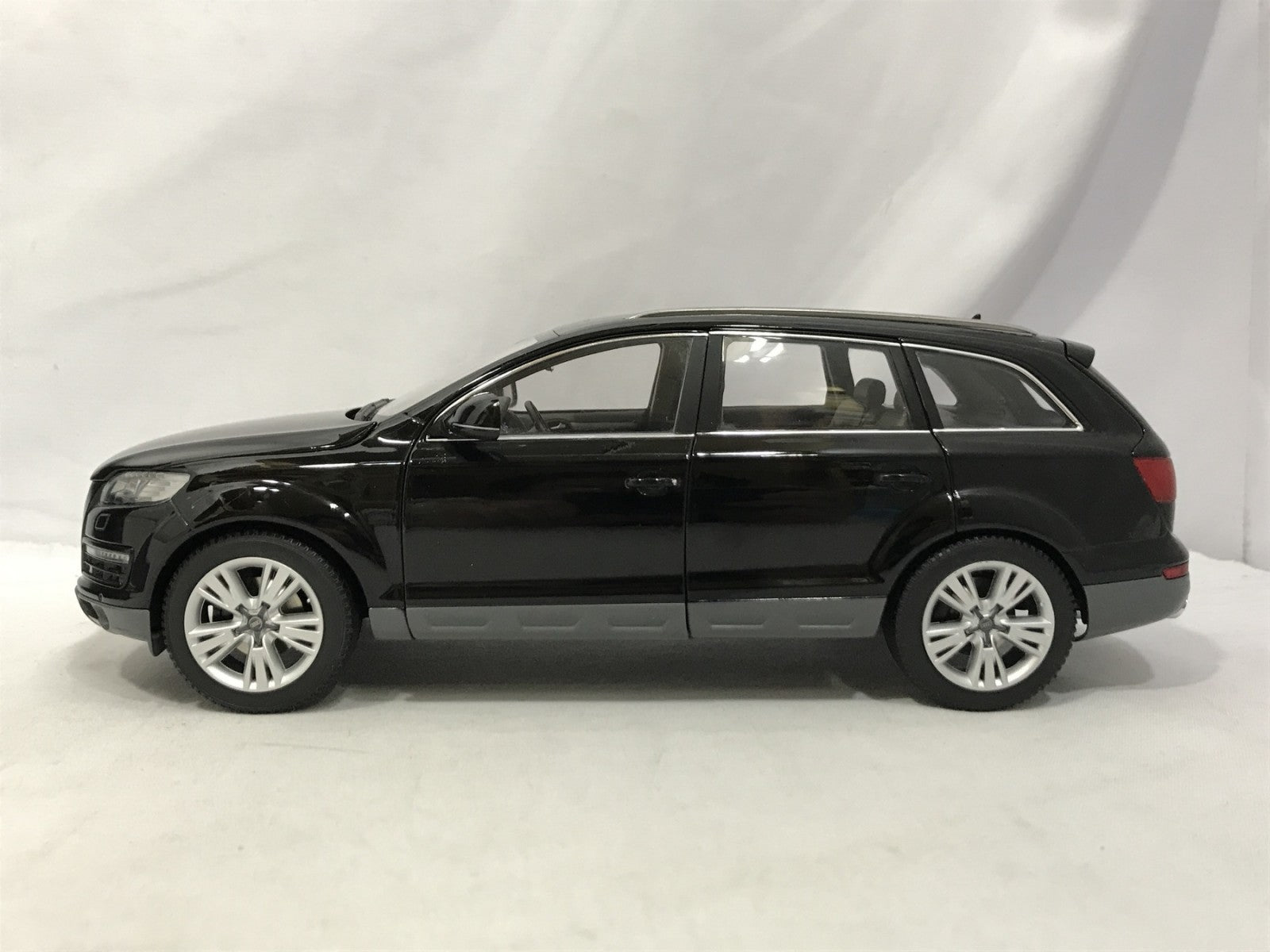 京商 1/18 AUDI Q7 FACELIFT TEIF BLACK スケールカー