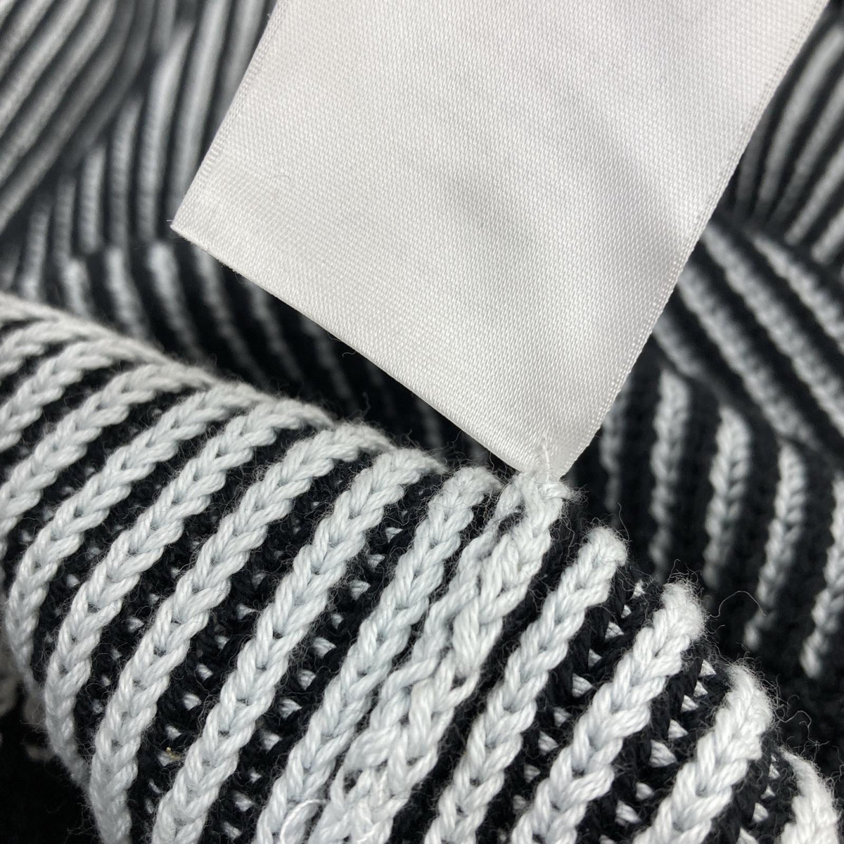 その他トップス ECKHAUS LATTA バックスリットデザインニット S ブラックホワイト S ブラック
