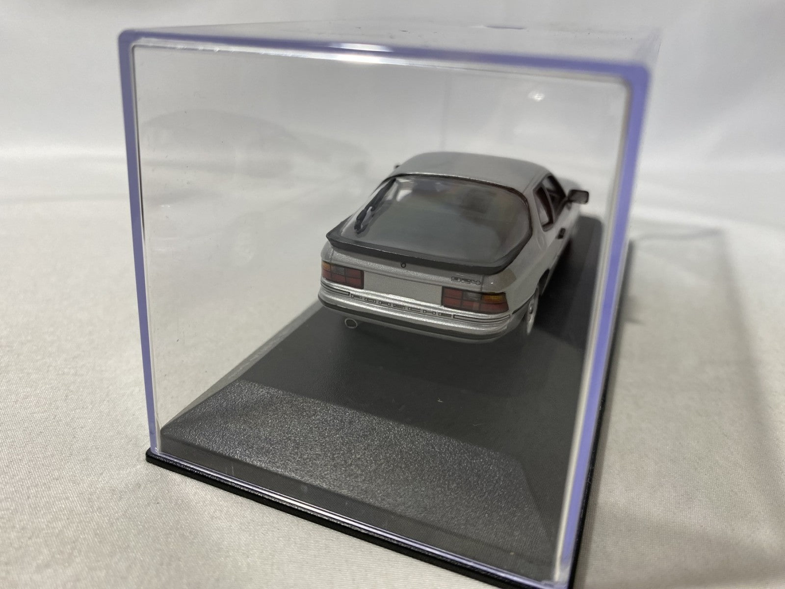 1/43 ミニチャンプス ポルシェ 924 スケールカー