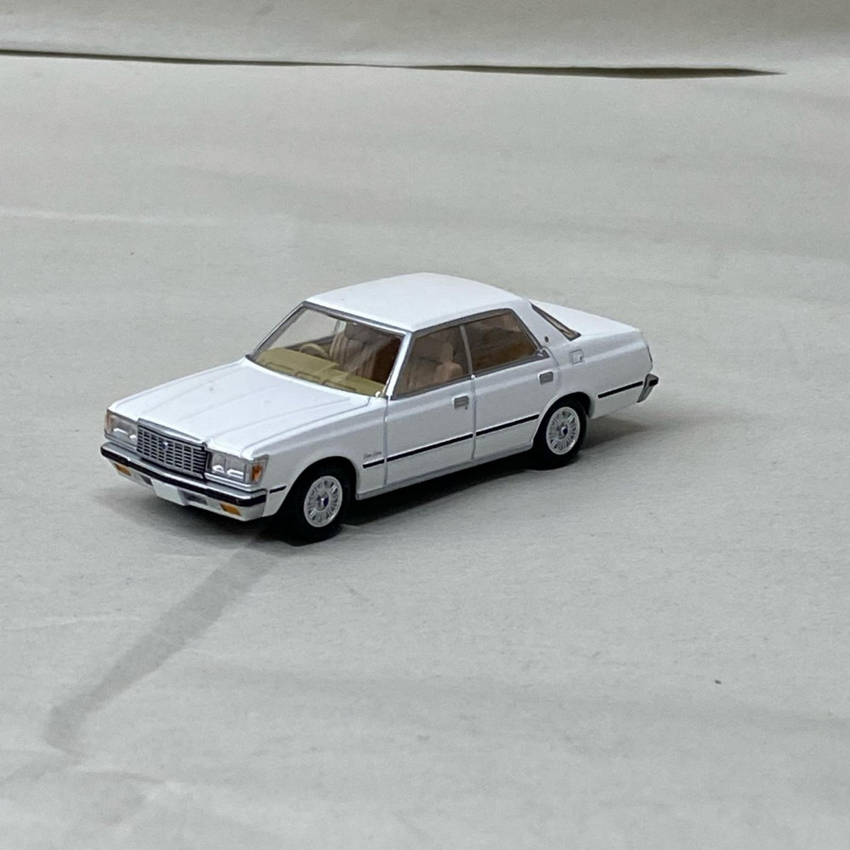 トミカLVNEO トヨタ クラウン 4ドア ハードトップ 2000SE トミカ