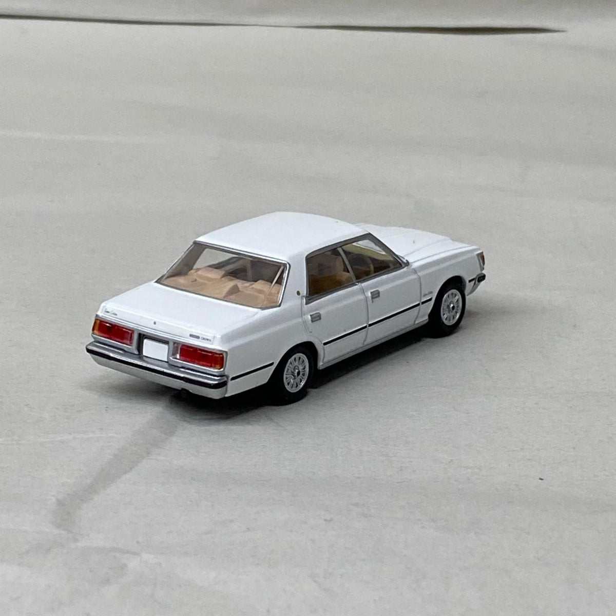 トミカLVNEO トヨタ クラウン 4ドア ハードトップ 2000SE トミカ