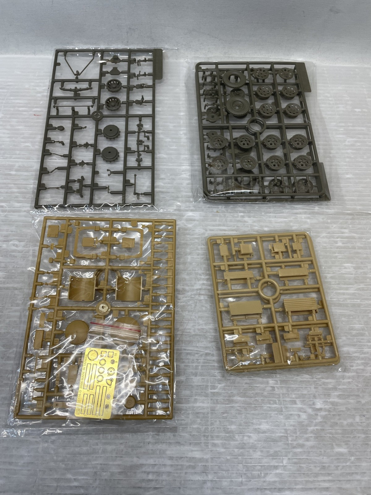 1/35 Sd.Kfz.251/20Ausf.D ウーフー赤外線暗視装置装備 ミリタリープラモ