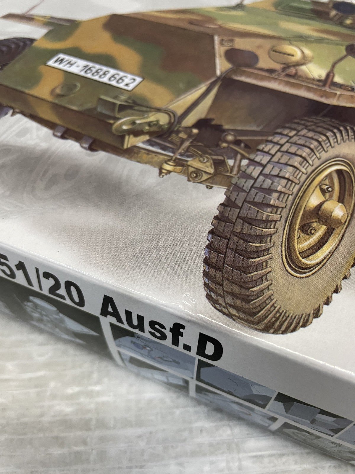 1/35 Sd.Kfz.251/20Ausf.D ウーフー赤外線暗視装置装備 ミリタリープラモ