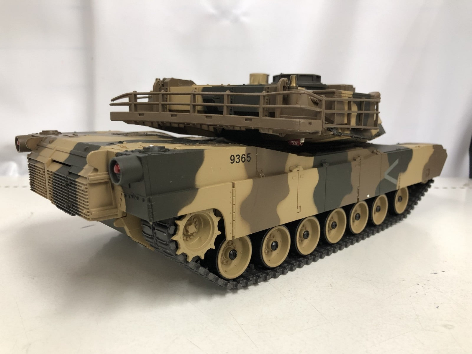 1/24 アメリカ軍主力戦車 M1A2 エイブラムス砂漠迷彩仕様(三色迷彩) ラジコン