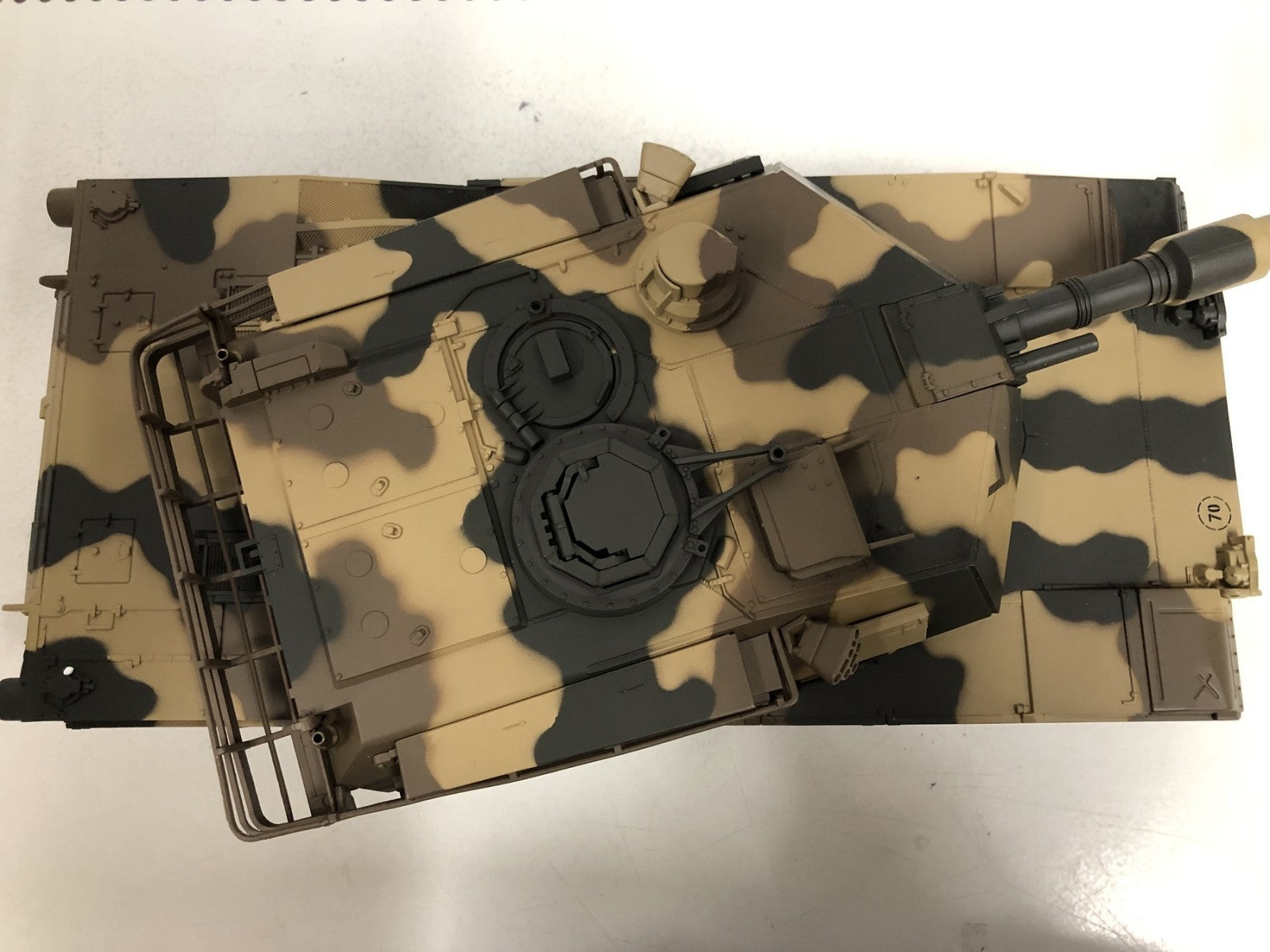 1/24 アメリカ軍主力戦車 M1A2 エイブラムス砂漠迷彩仕様(三色迷彩) ラジコン