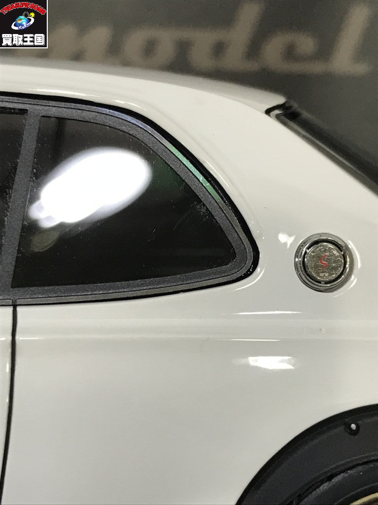 1/18スケール 日産 スカイライン 2000 GT-R (KPGC10) 白 スケールカー
