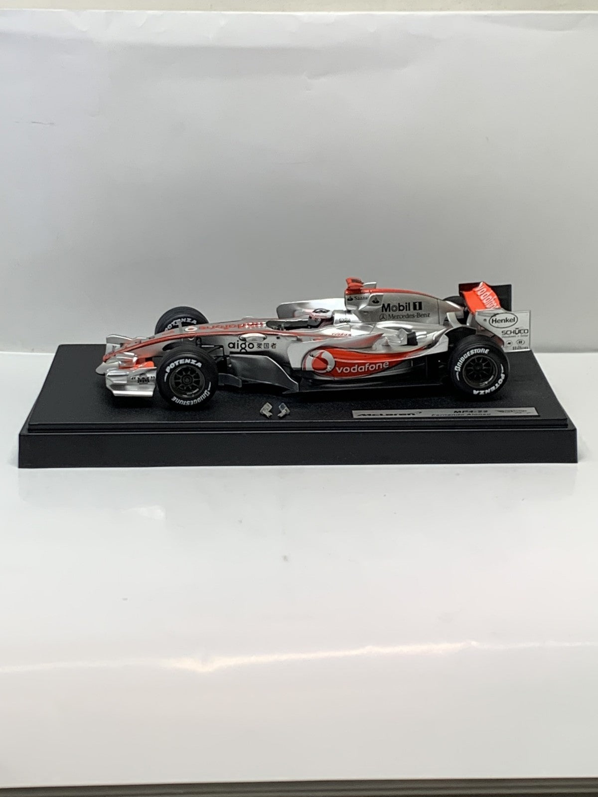 ホットウィール 1/18 マクラーレン MP4-22 F.アロンソ #1 スケールカー