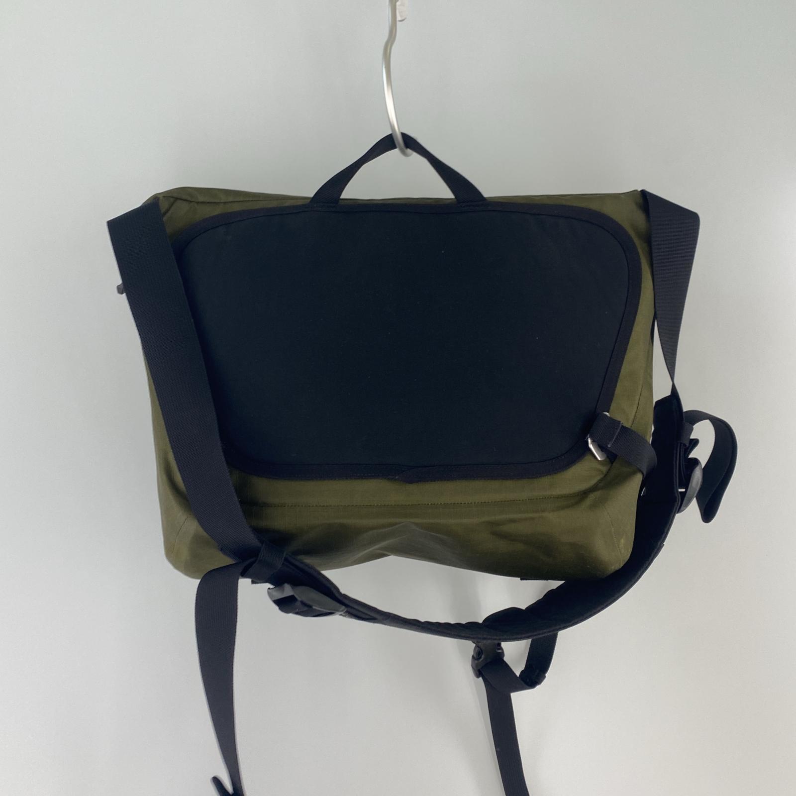 ショルダーバッグ granville 10 courier bag カーキ
