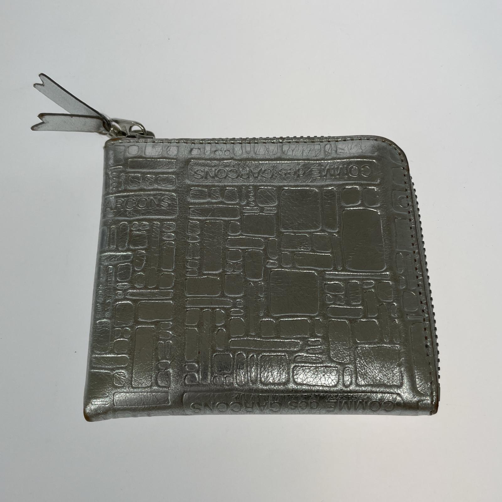 コンパクトウォレット Wallet COMME des GARCONS EMBOSSED LOGOTYPE ミニウォレット SA3100EG シルバー