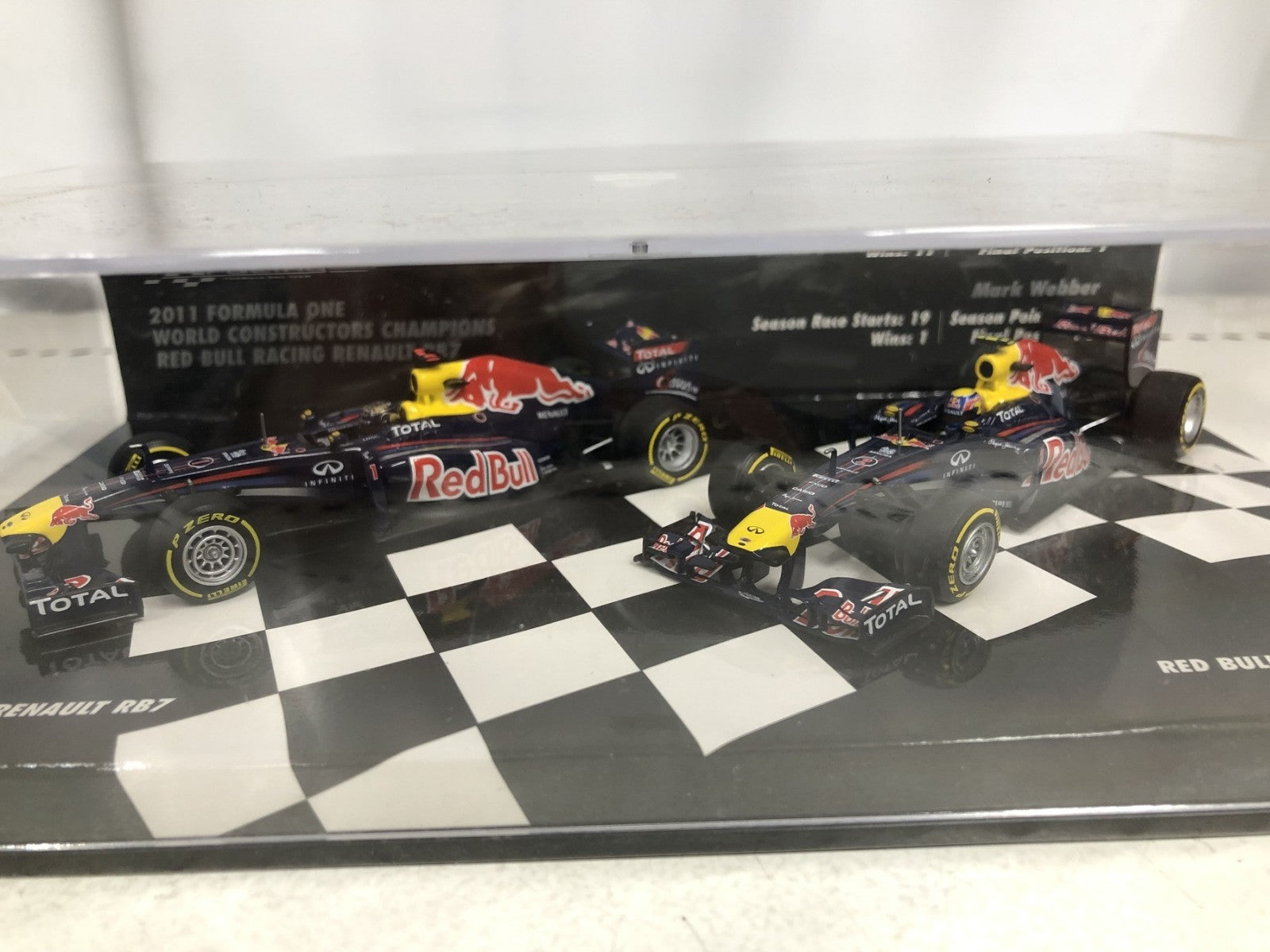 ミニチャンプス 1/43 2011 F1 レッドブルレーシング セット スケールカー