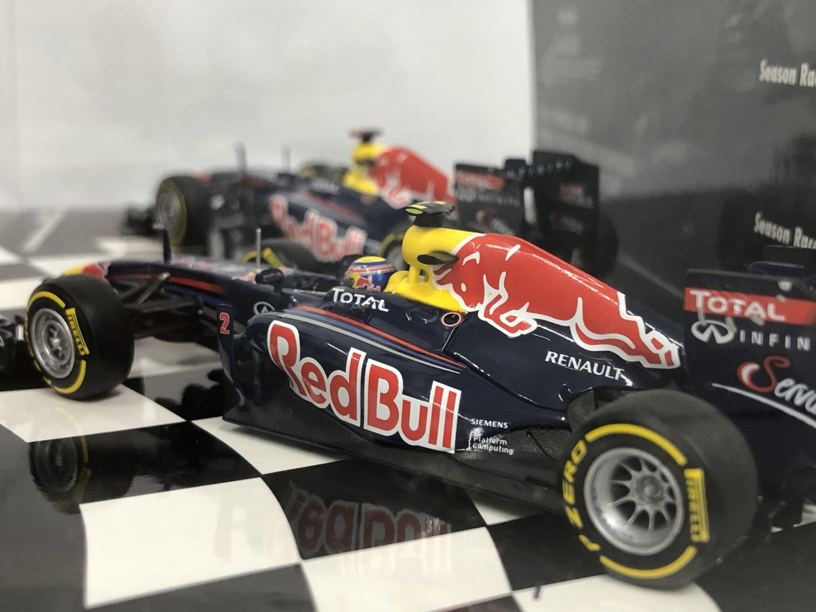 ミニチャンプス 1/43 2011 F1 レッドブルレーシング セット スケールカー