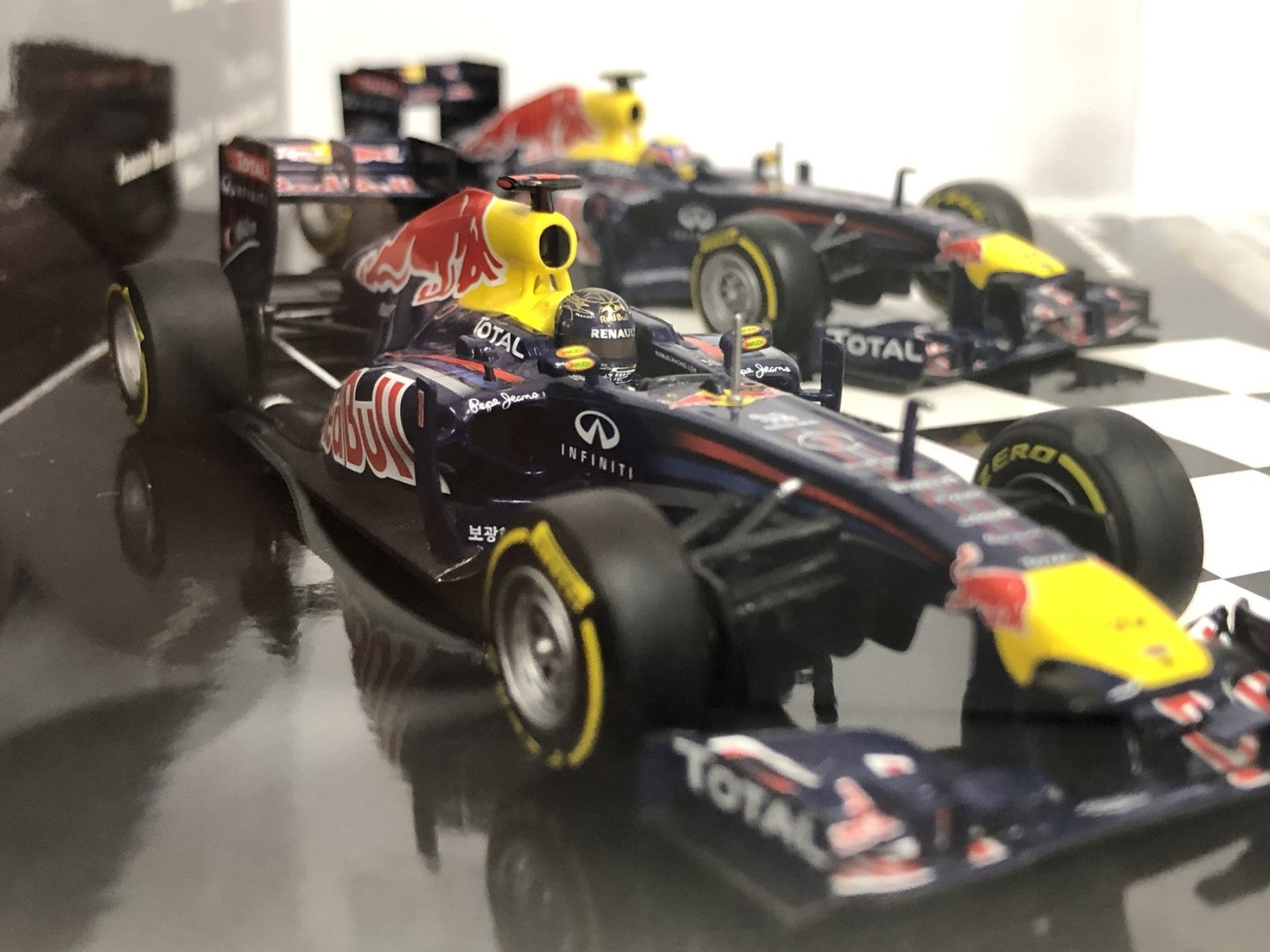ミニチャンプス 1/43 2011 F1 レッドブルレーシング セット スケールカー