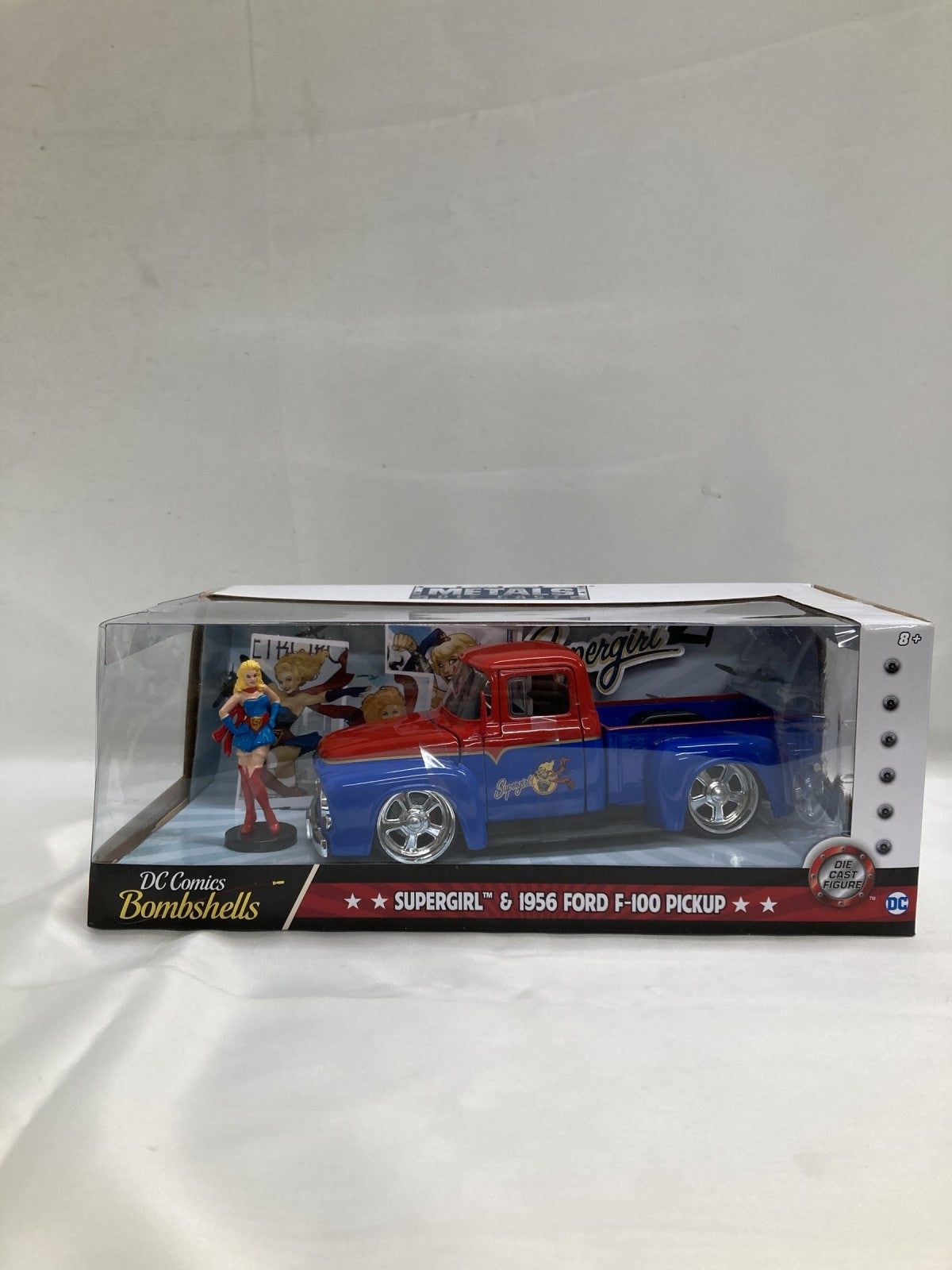 スーパーガール & 1956 フォード F-100 スケールカー