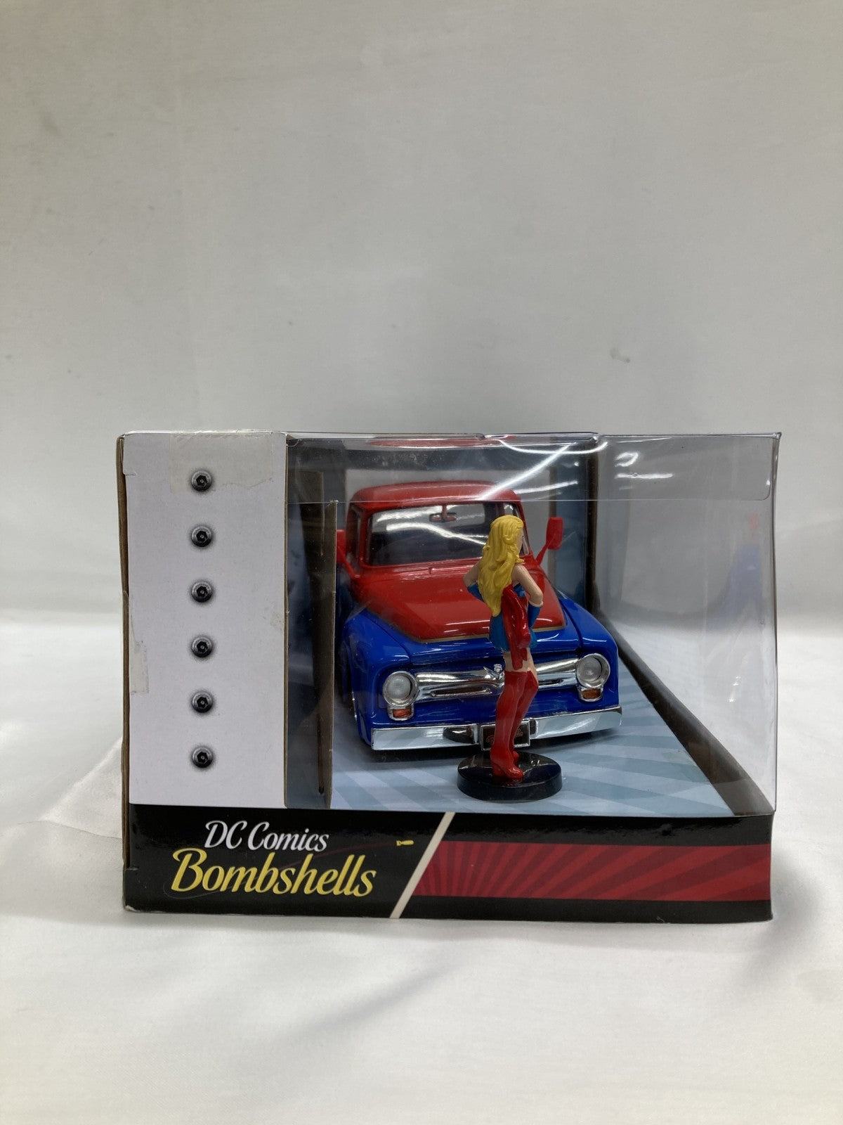 スーパーガール & 1956 フォード F-100 スケールカー