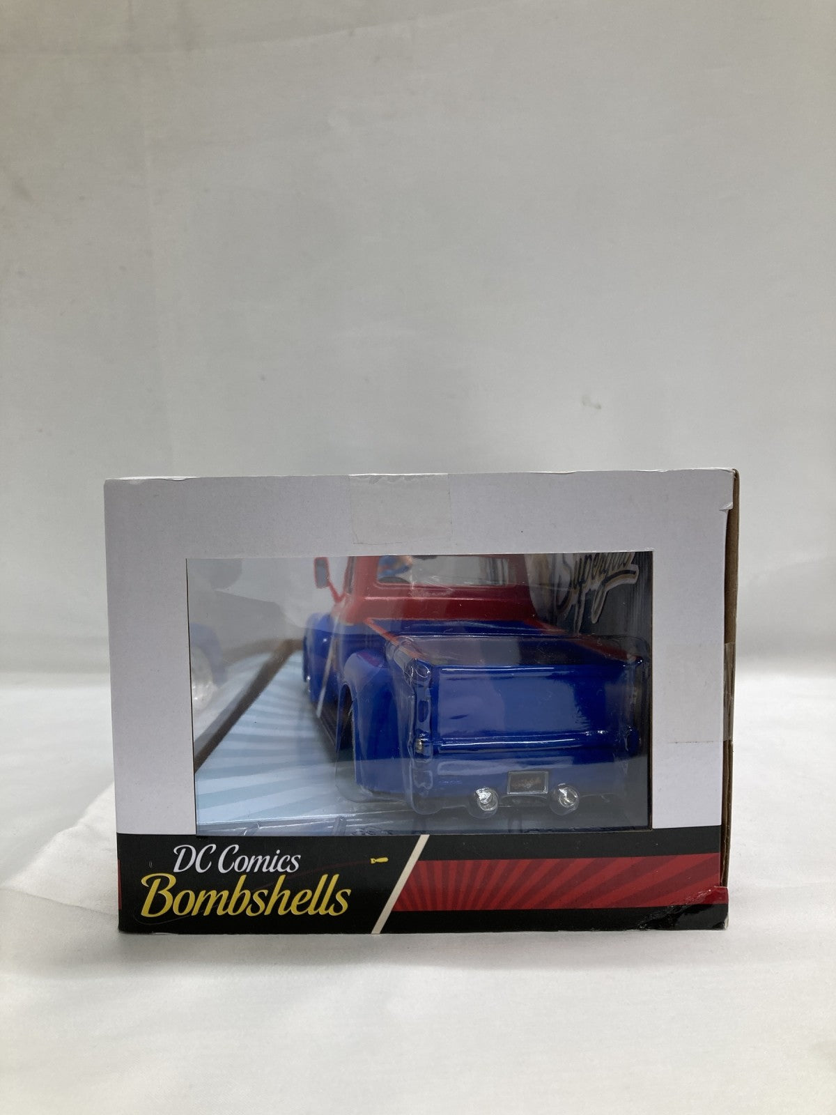 スーパーガール & 1956 フォード F-100 スケールカー