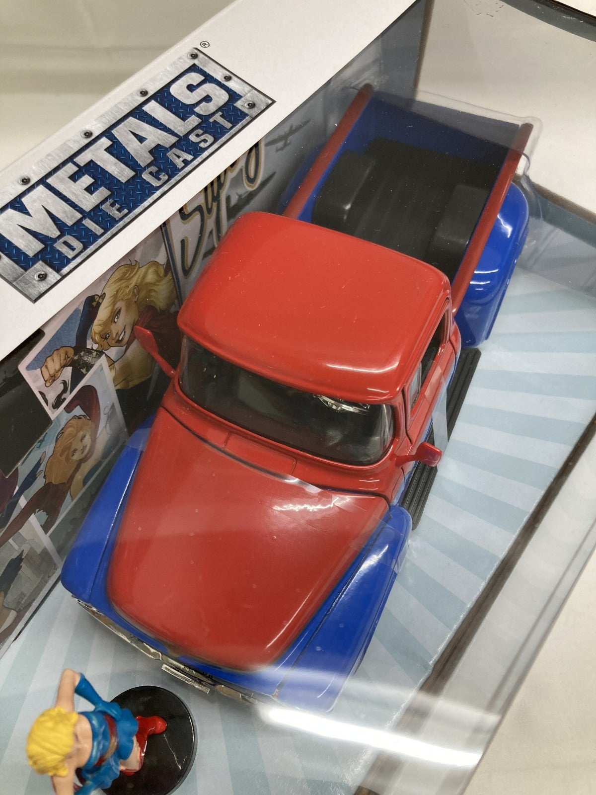 スーパーガール & 1956 フォード F-100 スケールカー