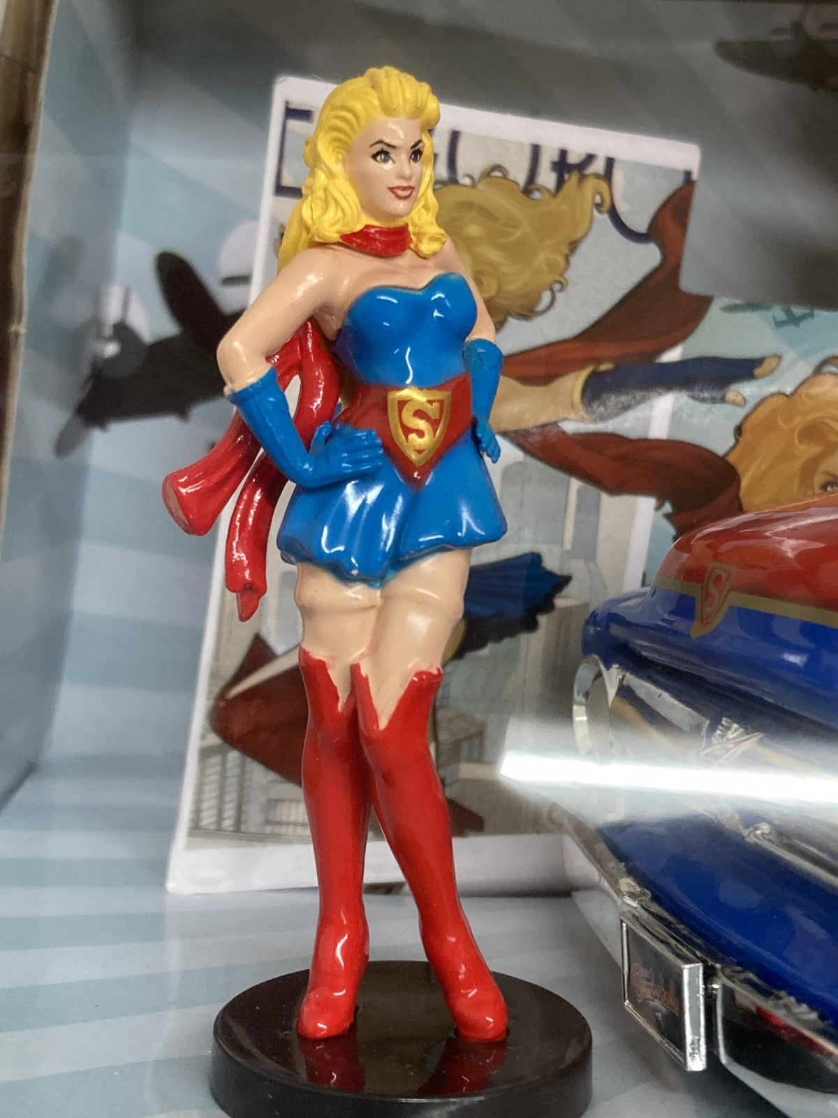 スーパーガール & 1956 フォード F-100 スケールカー