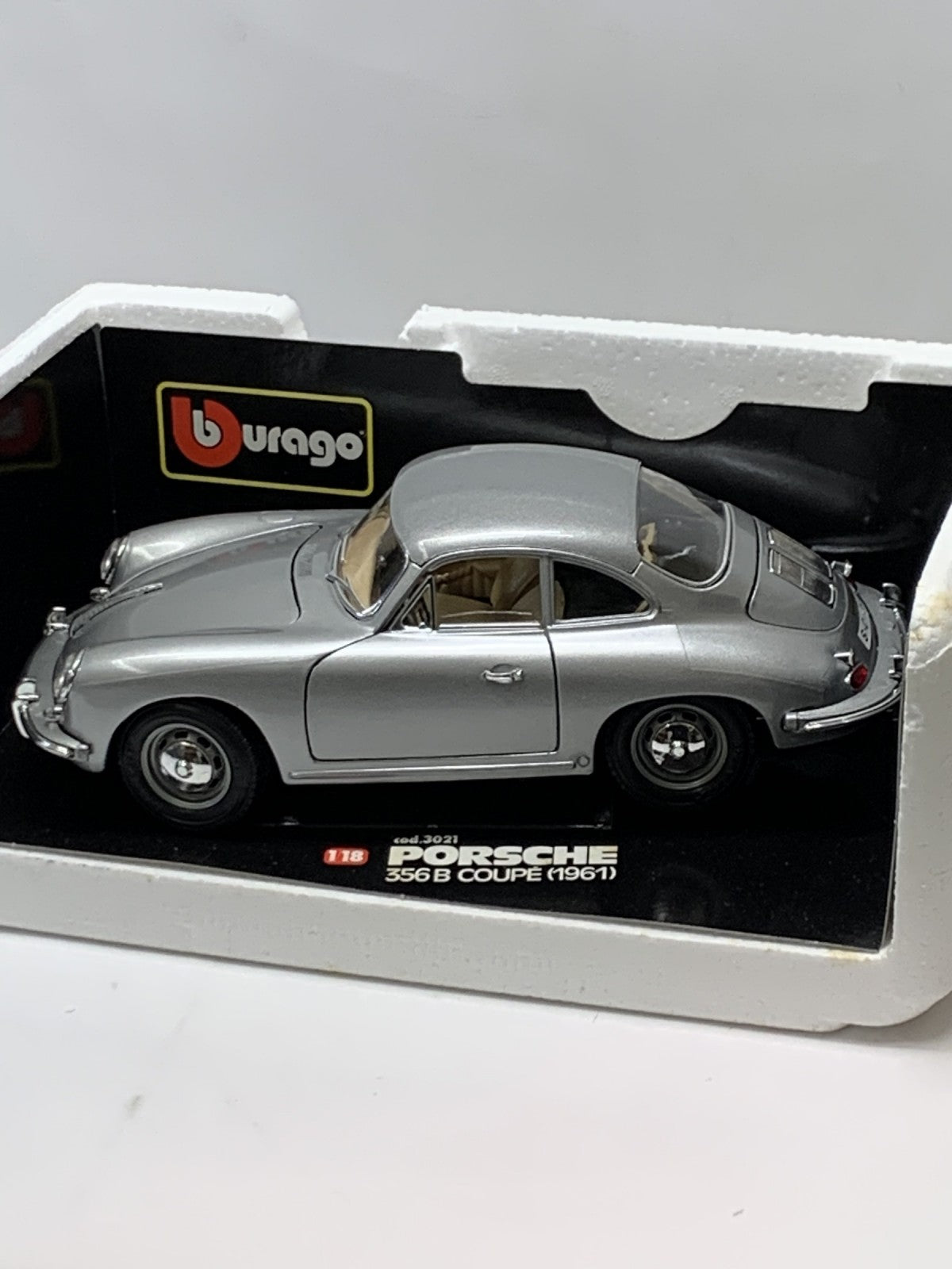 ブラーゴ 1/18 ポルシェ 356B 1961 シルバー スケールカー