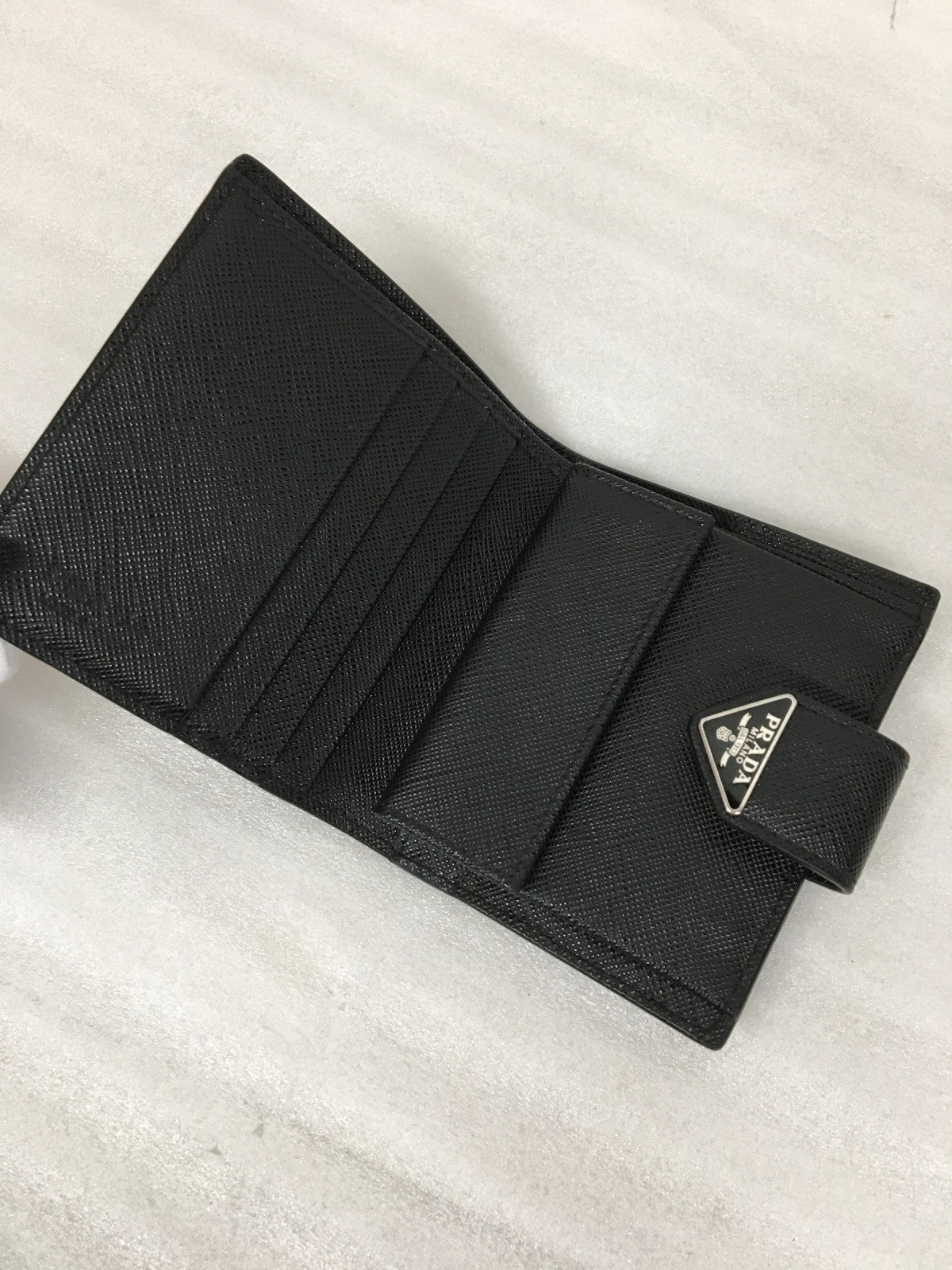 PRADA サフィアーノ トライアングル 二つ折り財布