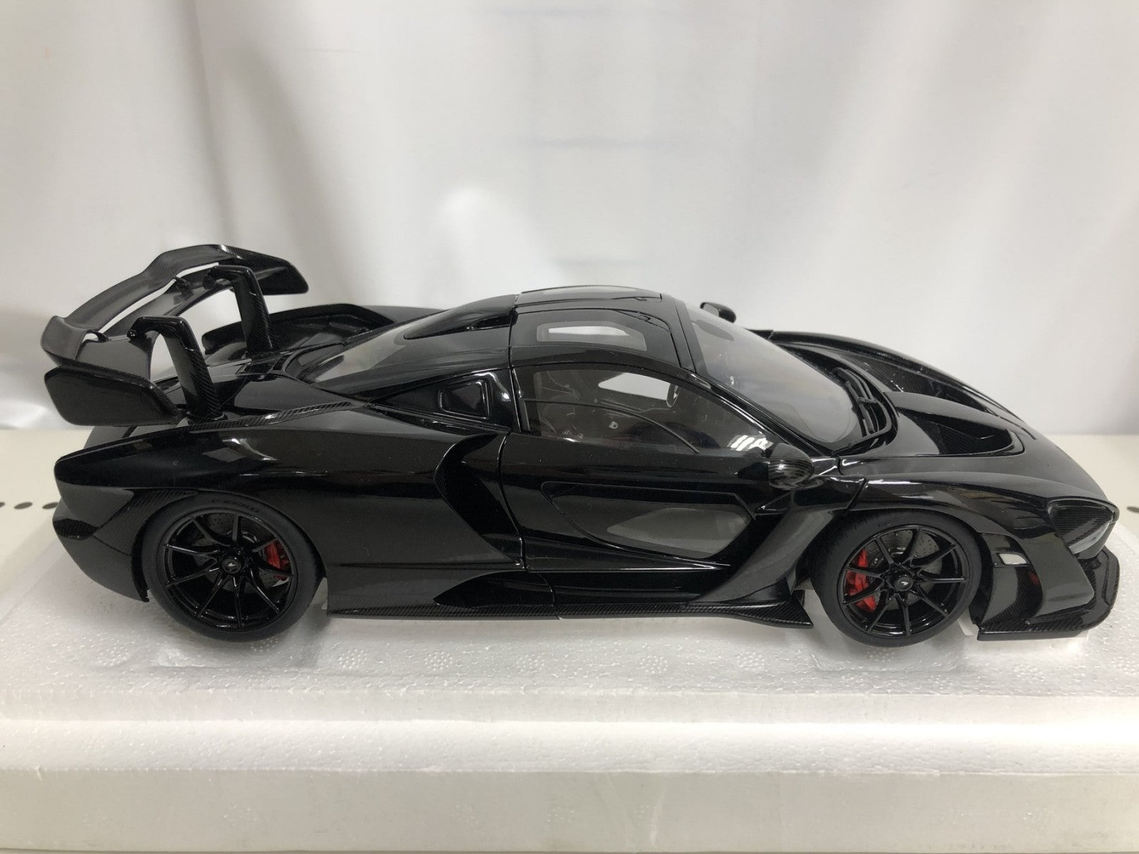 オートアート 1/18 マクラーレン セナ ブラック スケールカー
