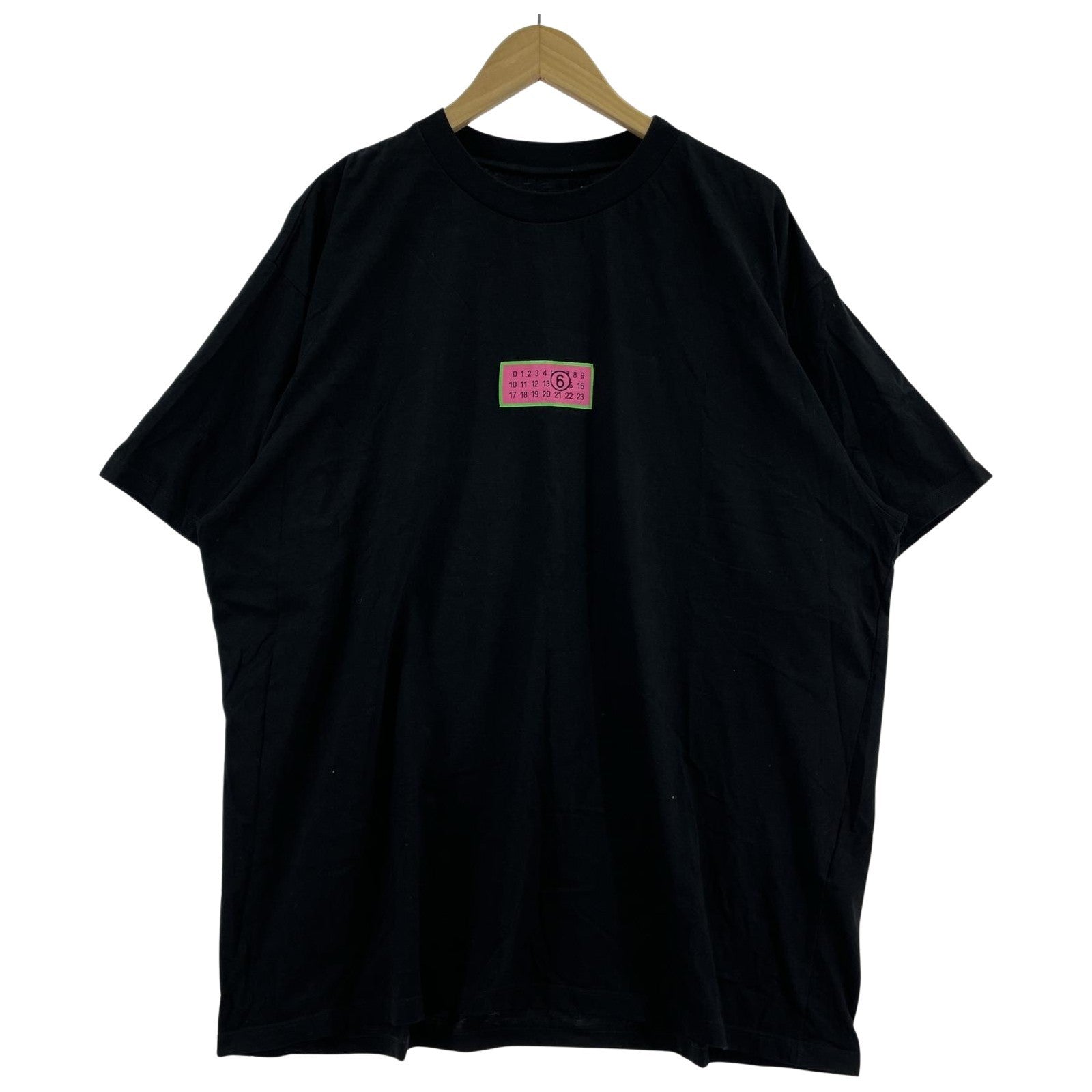 半袖Tシャツ MM6 フロントカレンダー刺繍 S/Sカットソー 黒 (L) L ブラック