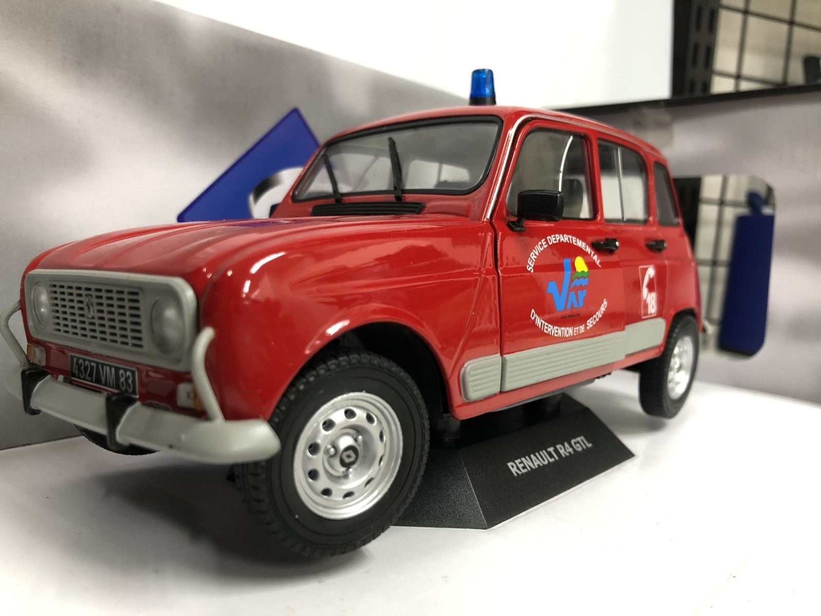 1/18 ルノー キャトル 消防車 スケールカー
