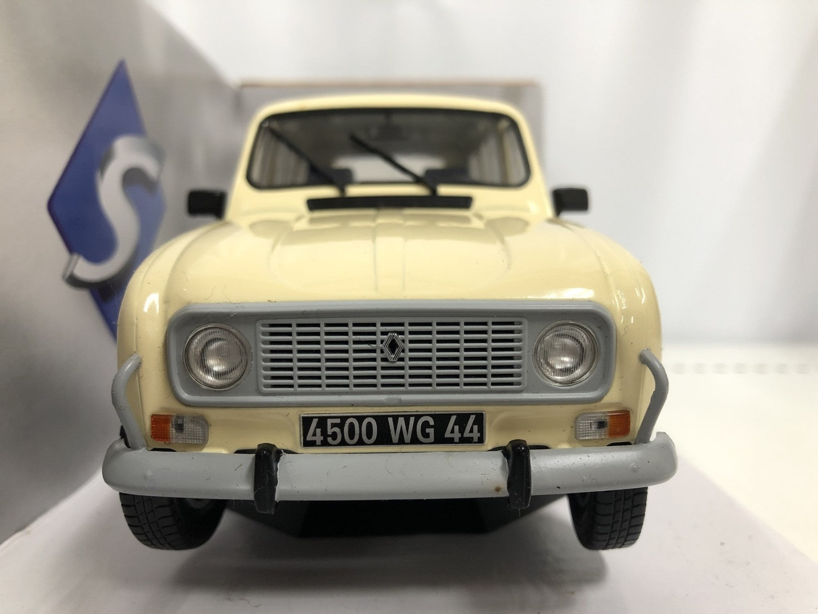 solid 1/18 ルノー 4CV 1956 ベージュ スケールカー