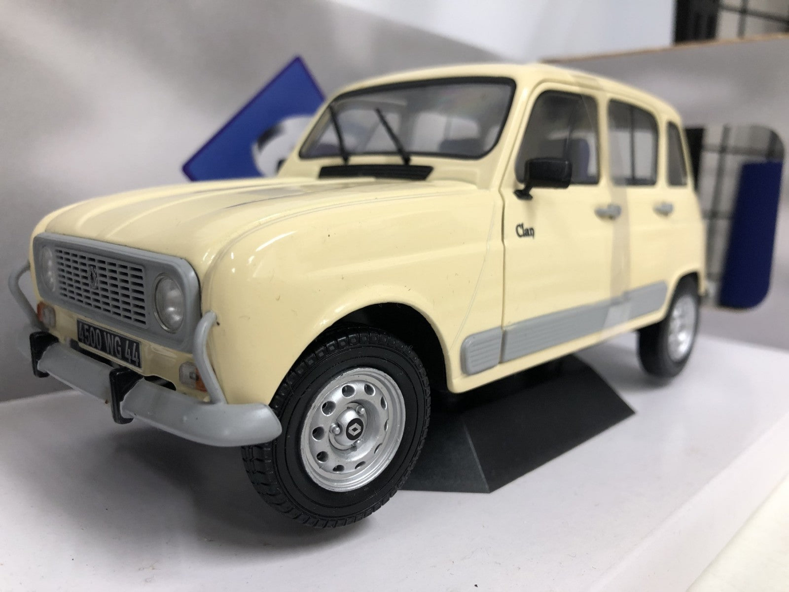 solid 1/18 ルノー 4CV 1956 ベージュ スケールカー