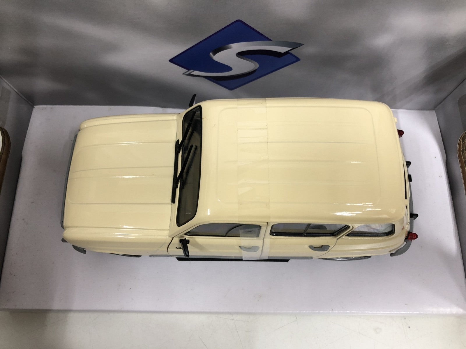 solid 1/18 ルノー 4CV 1956 ベージュ スケールカー