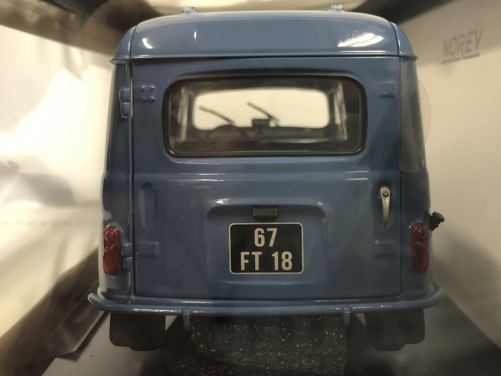 1/18 ルノー 4 Fourgonnette 1965 スケールカー