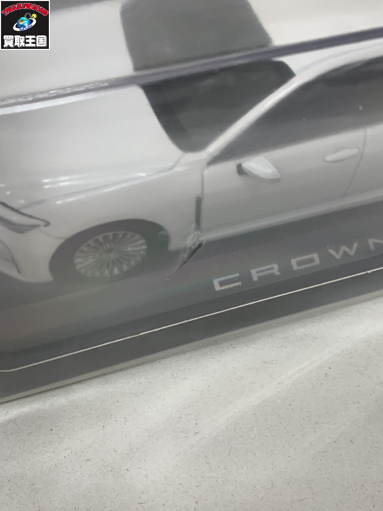 1/30 トヨタ 新型クラウンスポーツ SUV ミニカー プレシャスホワイト カラーサンプル