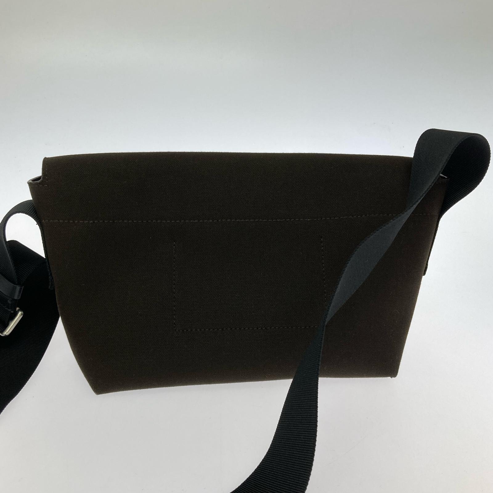 ボディバッグ UTILITY CROSSBODY SM ブラウン