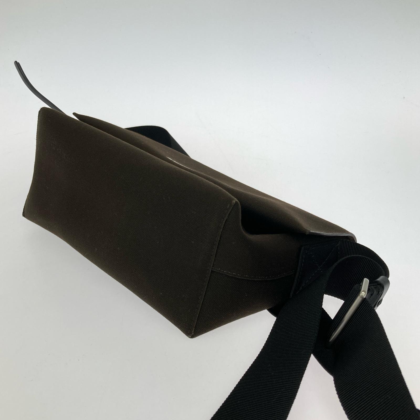 ボディバッグ UTILITY CROSSBODY SM ブラウン