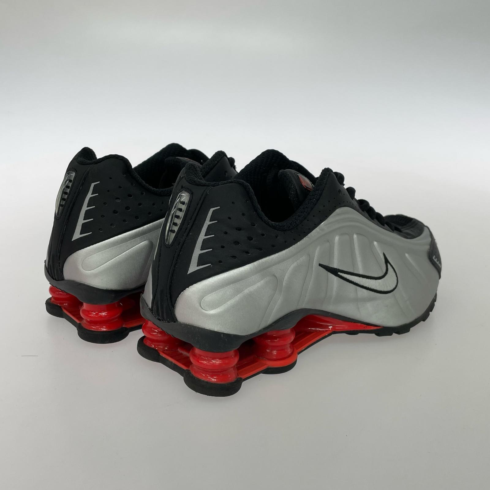 スニーカー WMNS SHOX R4 Metallic Silver(25.0) 25cm (US7 UK6 1/2 EU40)