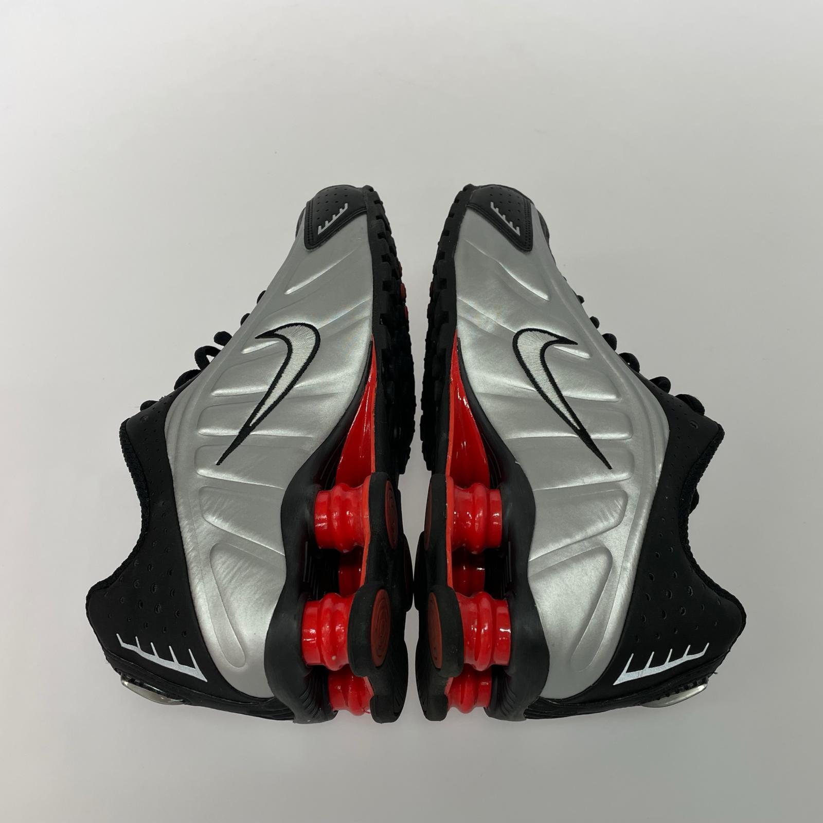 スニーカー WMNS SHOX R4 Metallic Silver(25.0) 25cm (US7 UK6 1/2 EU40)