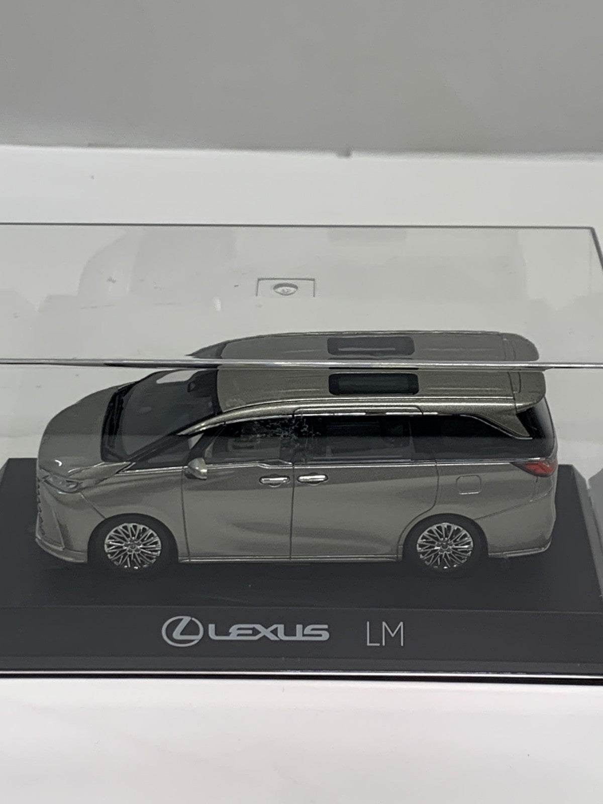 京商 1/43 レクサスLM スケールカー