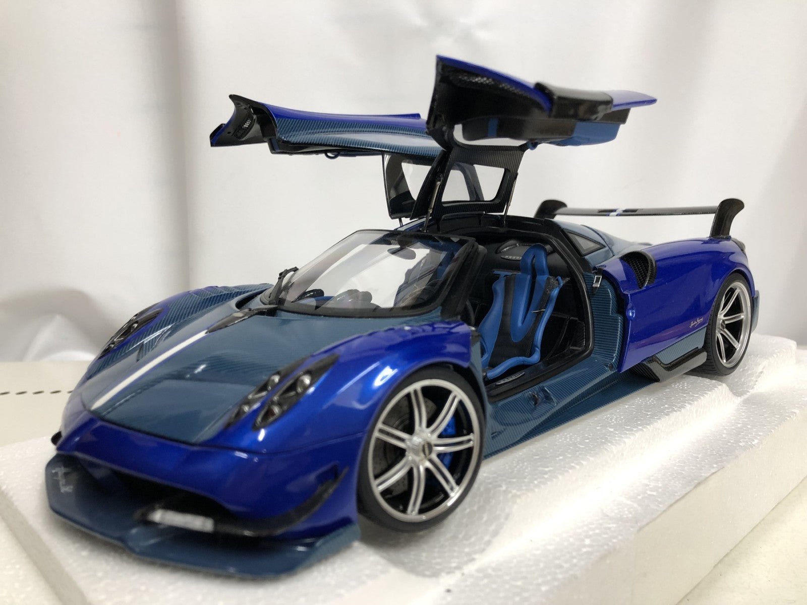 1/18 パガーニ ウアイラ BC オートアート スケールカー