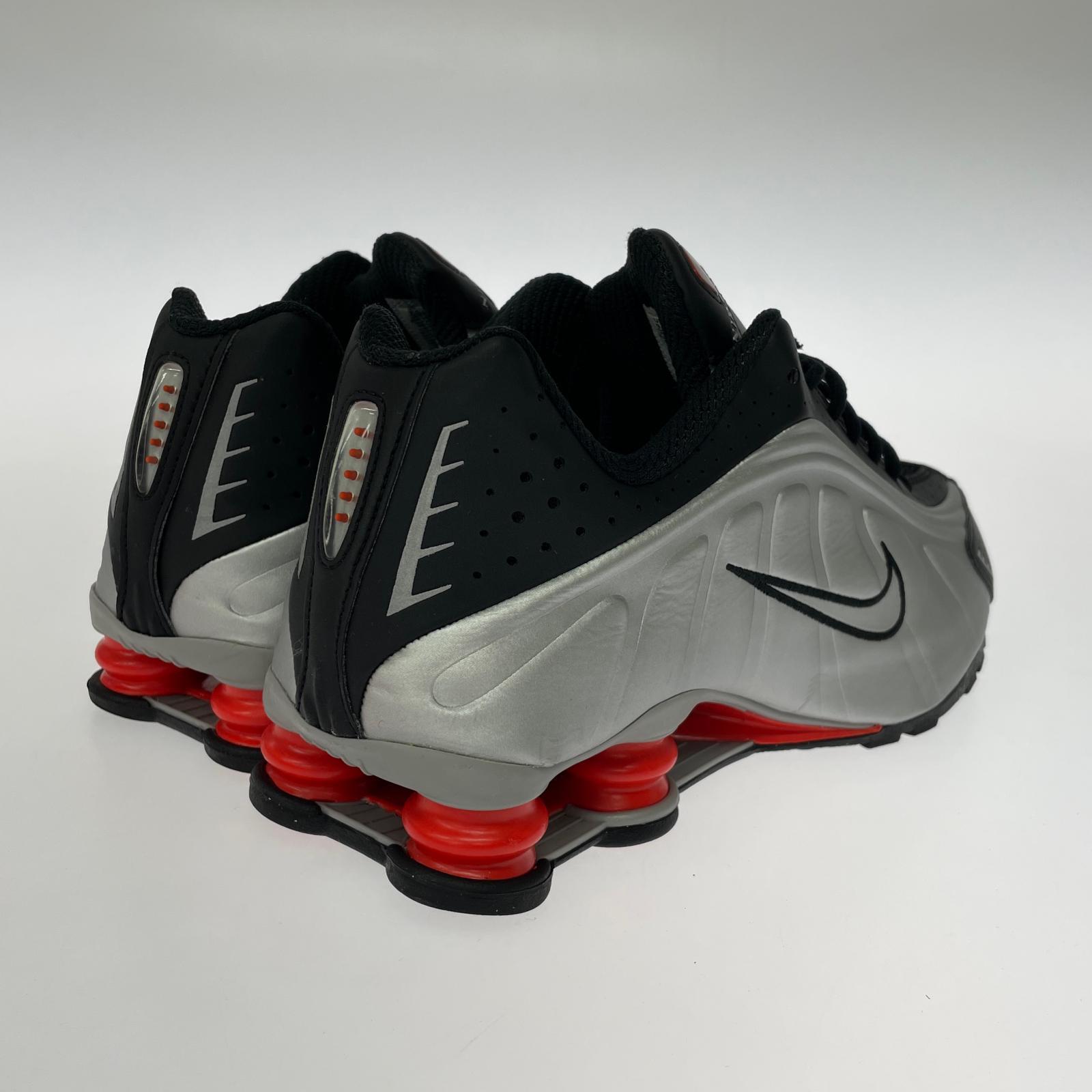 スニーカー Shox R4 Black Metallic Silver 27.5cm 27.5cm (US9 1/2 UK9 EU45) シルバー
