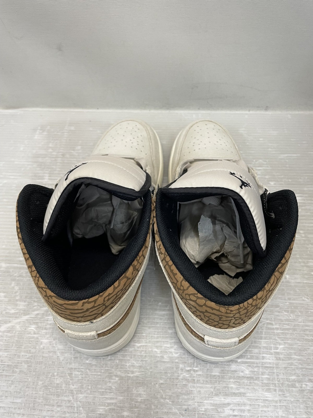 スニーカー NIKE AIR JORDAN 1 MID LIGHT ALEWOOD BROWN