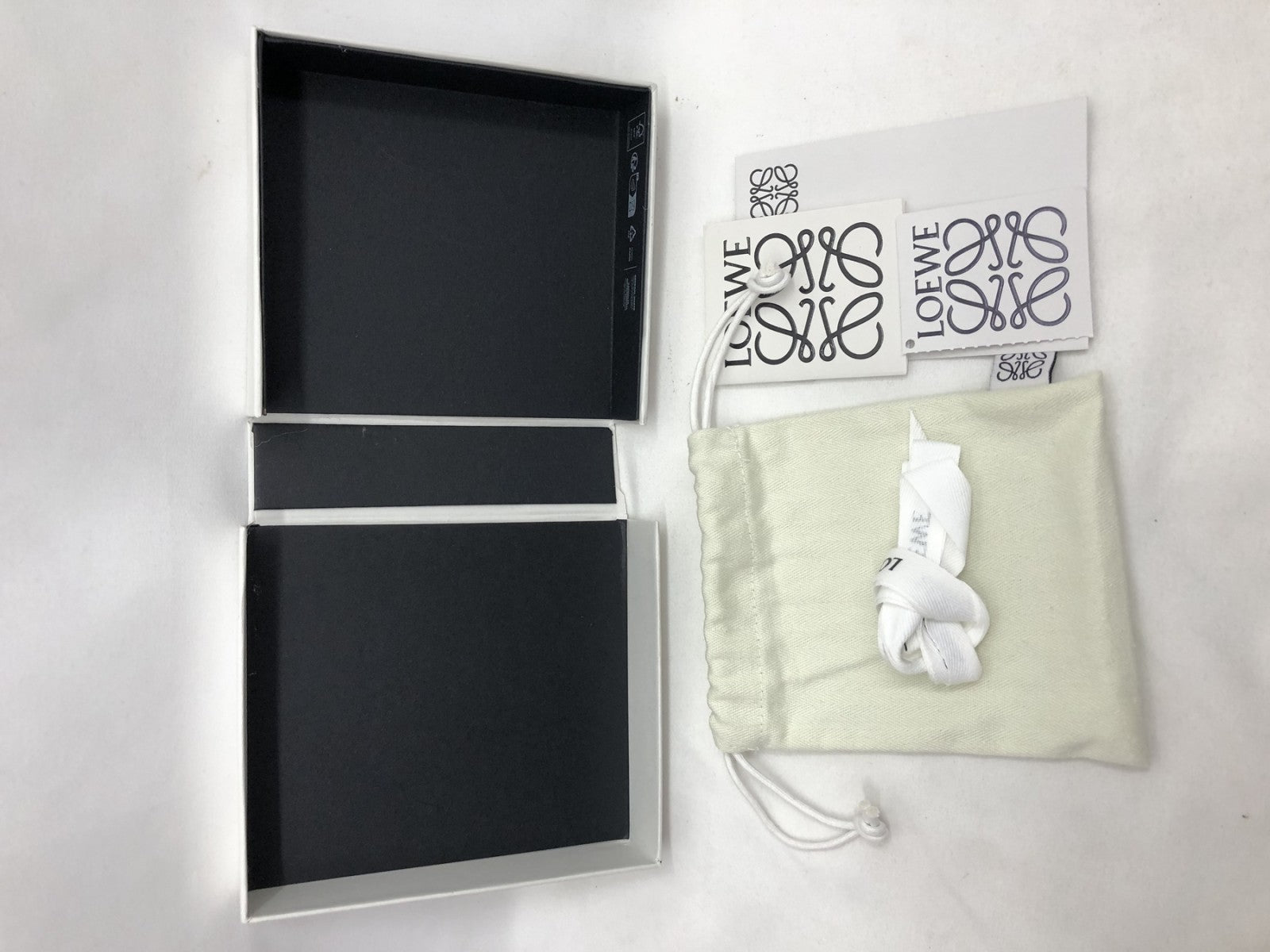 LOEWE リピートスモールバーティカルウォレット