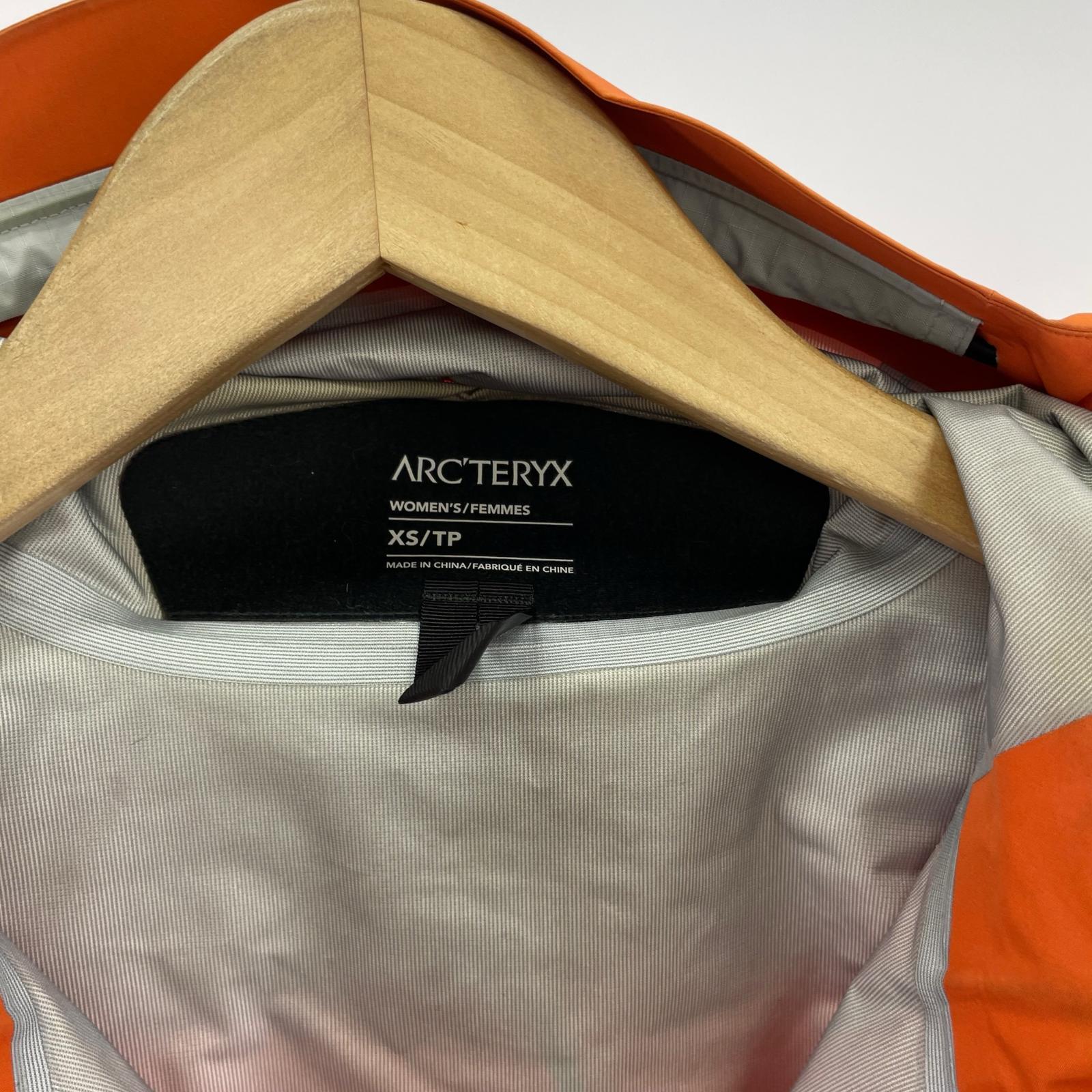 ジャケット BETA LT JACKET WOMEN'S phenom (XS) オレンジ