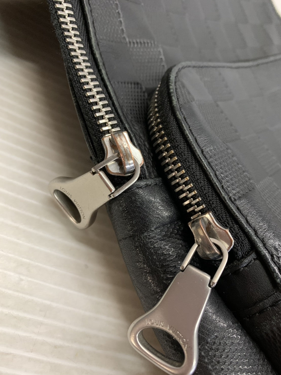 LOUIS VUITTON アヴェニュー・スリングバッグ N45303