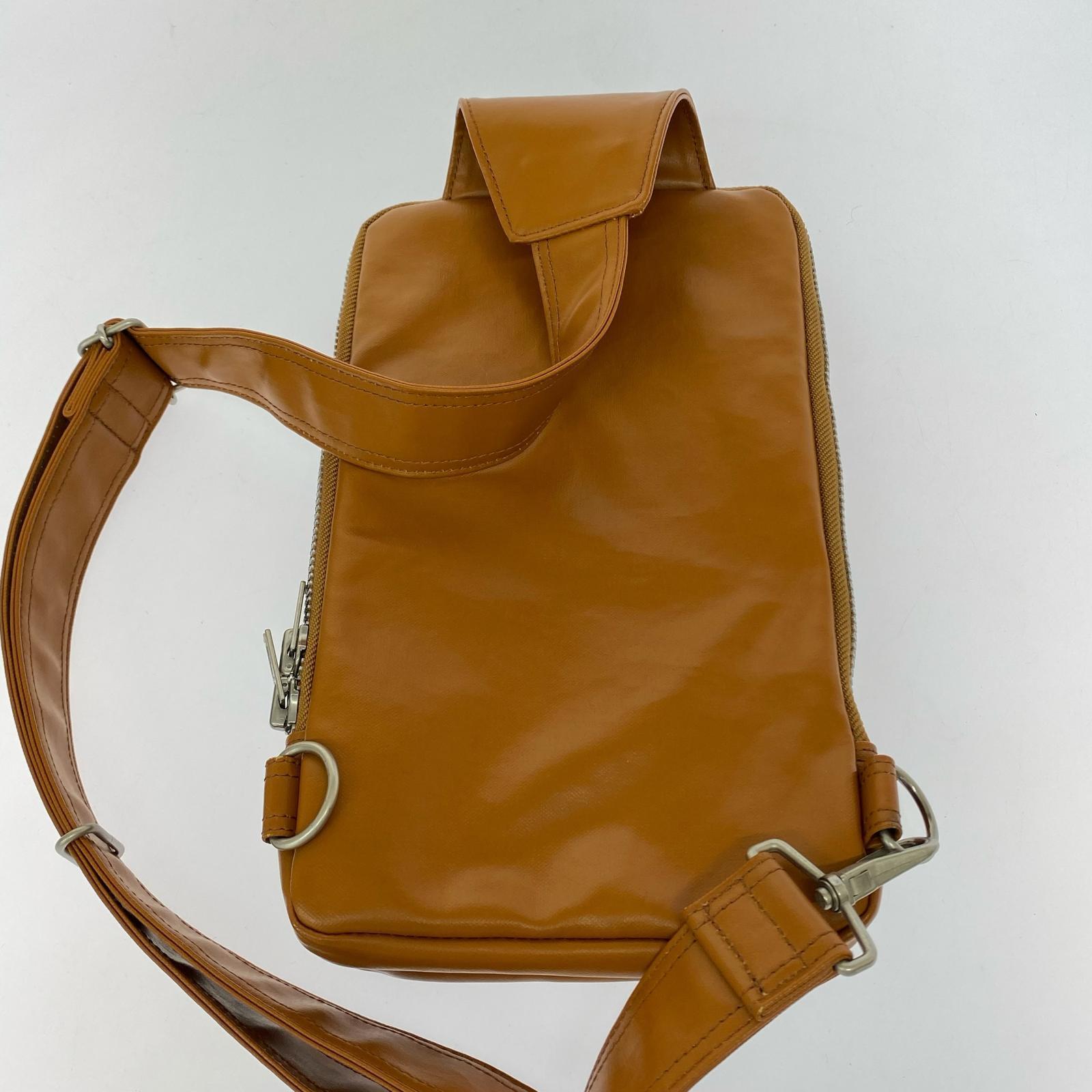 ショルダーバッグ FREE STYLE SLING SHOULDER BAG ブラウン